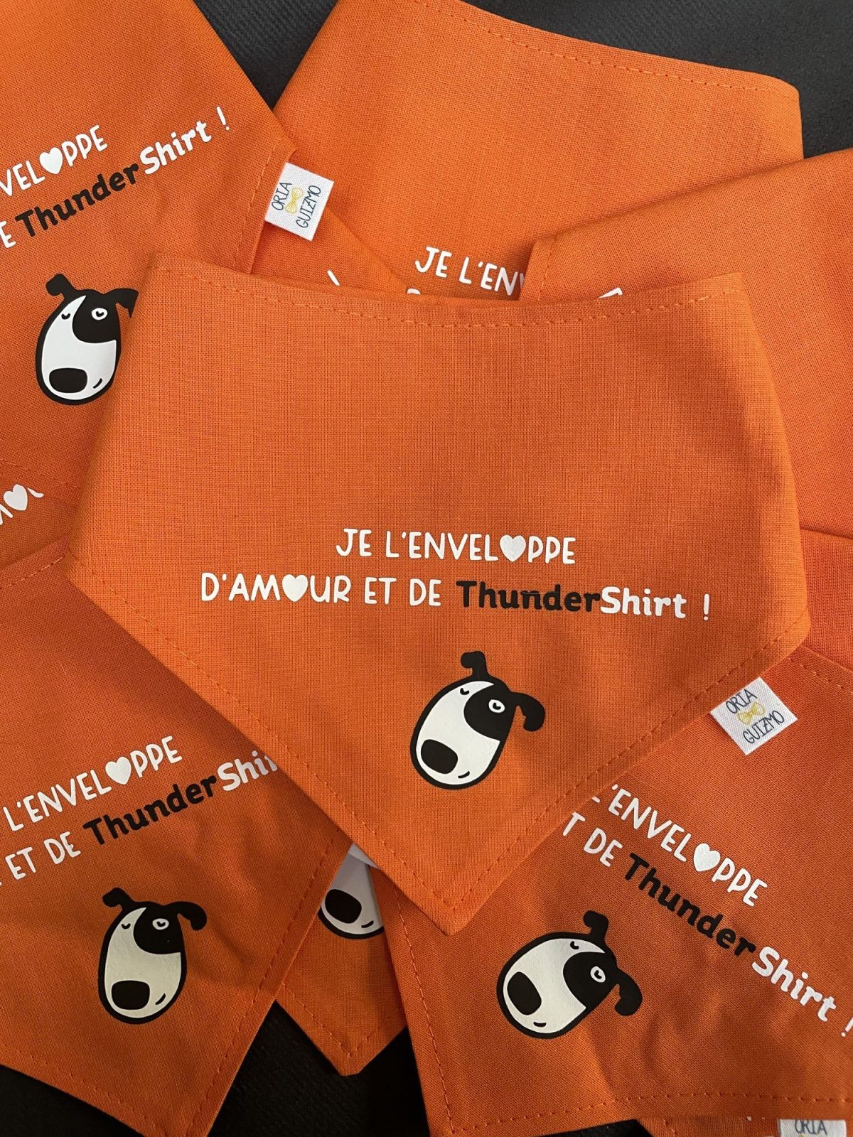 Bandanas orange floqués « Je l’enveloppe d’amour et de ThunderShirt ! » avec le chien de la marque