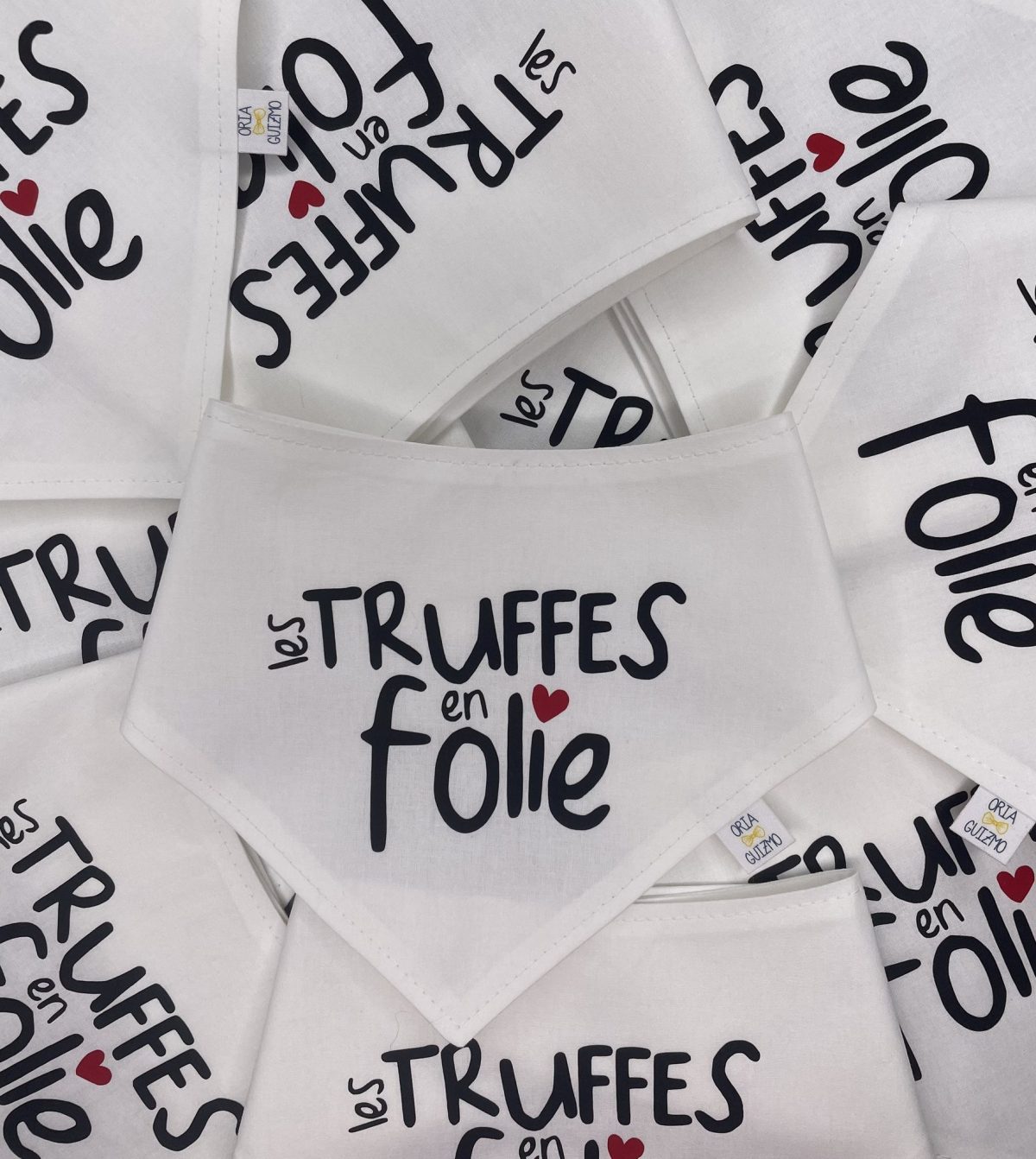 Bandanas blancs floqués « Les Truffes en folie » avec un cœur rouge